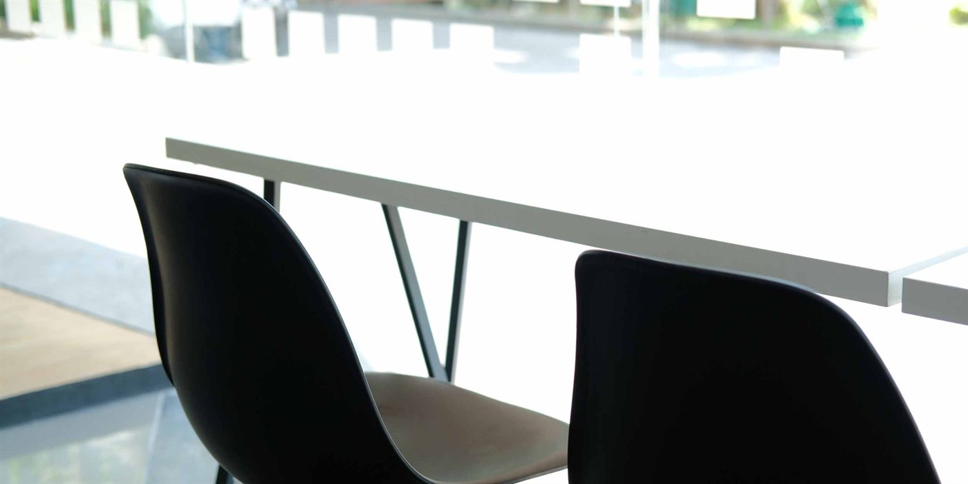 Auditorin und Auditor im Gespräch während eines Audits